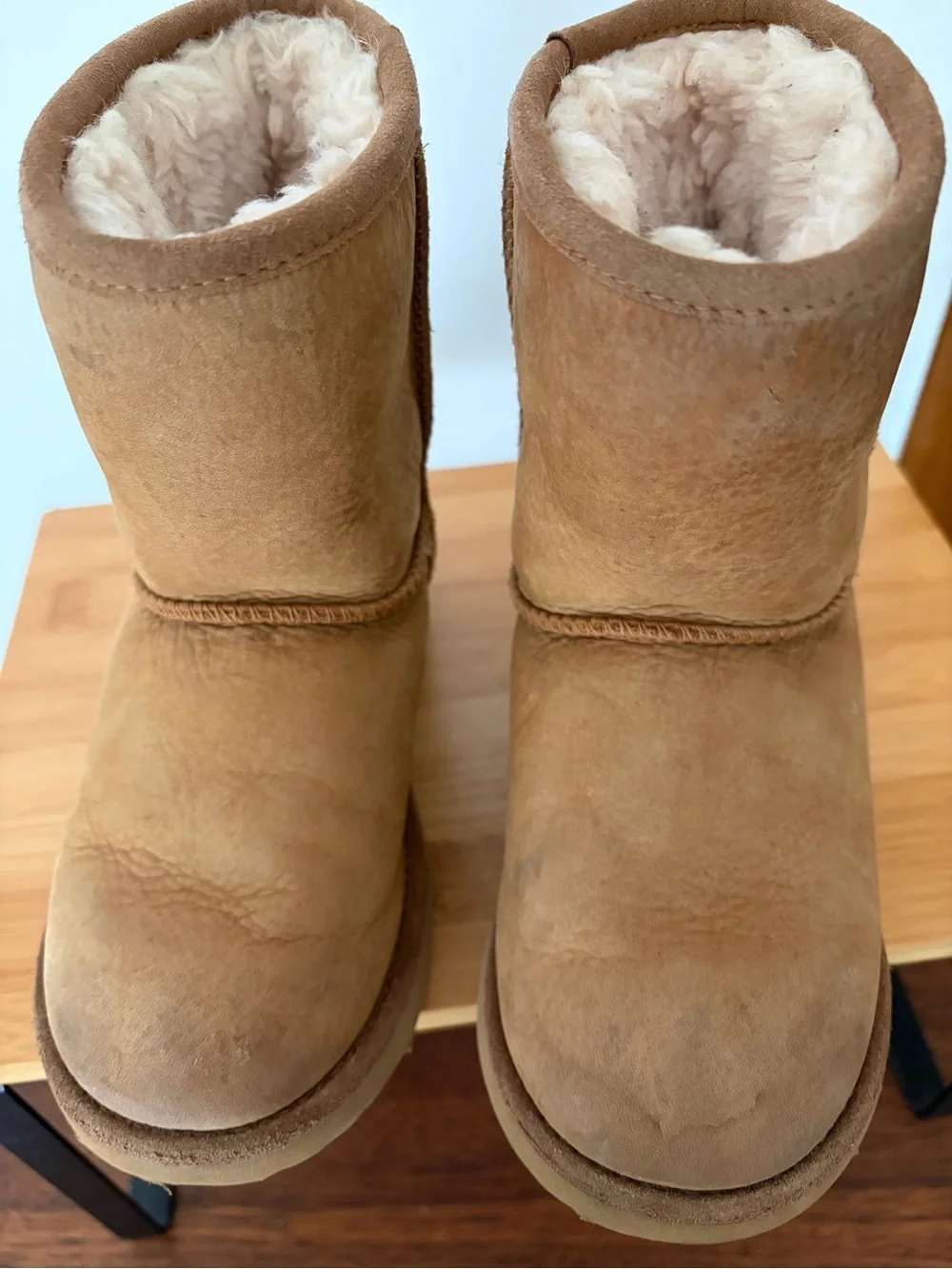 UGG Short Shearling Boots in Tan/Brown. Kid’s Sz 10. Unisex Toddler Boy / Girl